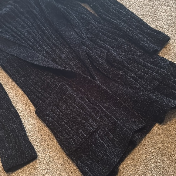 🎄BLACK SWEATER 🎄 - Picture 2 of 4